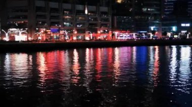 Dubai Yat Limanı gece ışık aydınlatma.