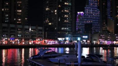 Gökdelenler ve yatlar Dubai, Suudi Arabistan, Dubai Yat Limanı.