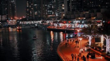 Dubai Marina tekne üzerinde gece ışık sokak görünümü.