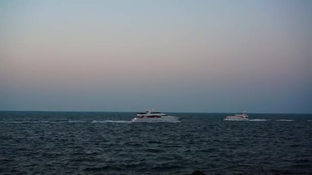 Σκάφη στη θάλασσα στο ηλιοβασίλεμα. — Αρχείο Βίντεο