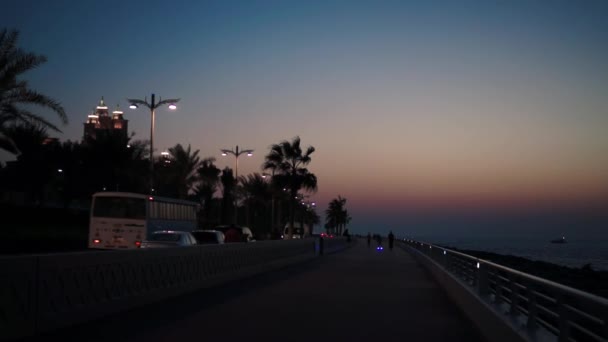 Atlantis Hotel. Palm Jumeirah. Nábřeží a na západ slunce. — Stock video