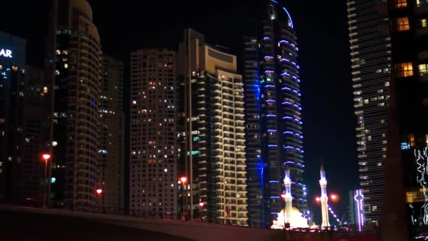 Nacht licht straatmening in Dubai Marina. Modern gebouw en moskee. — Stockvideo