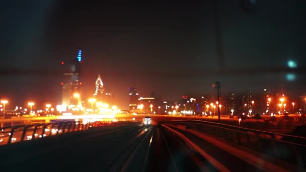Dubais tunnelbana på natten med tunnelbanestation. — Stockvideo