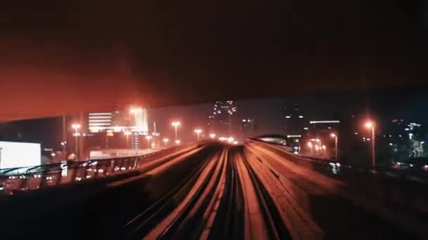 ドバイ ・ メトロの地下鉄駅で夜. — ストック動画