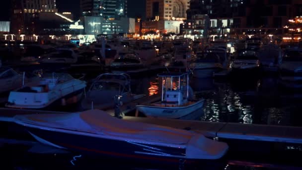 Dubai Marina com arranha-céus e iates em Dubai, Emirados Árabes Unidos . — Vídeo de Stock
