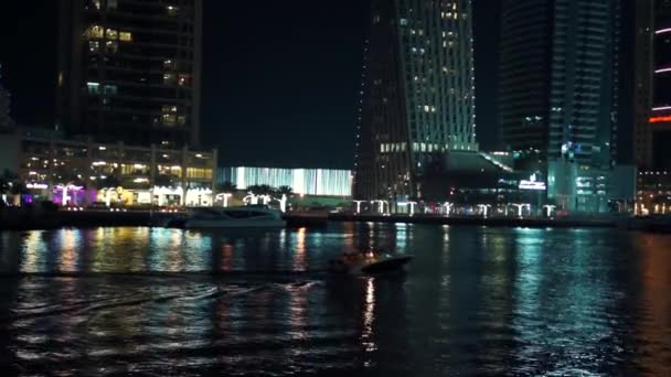 Nacht licht straatmening op boten in Dubai Marina. — Stockvideo