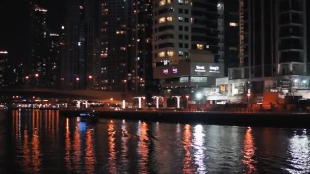 Noite luz vista de rua em barcos em Dubai Marina . — Vídeo de Stock