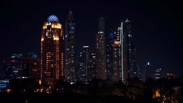 Dubai marina nacht licht verlichting. — Stockvideo