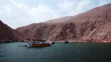 Gemi yelken Musandam Yarımadası, Umman Sultanlığı, Umman Körfezi boyunca seyahat.