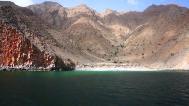 Gemi yelken Musandam Yarımadası, Umman Sultanlığı, Umman Körfezi boyunca seyahat.