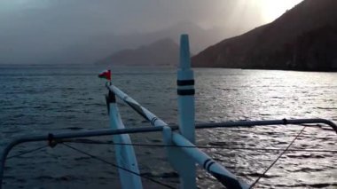 Gemi yelken Musandam Yarımadası, Umman Sultanlığı, Umman Körfezi boyunca seyahat.