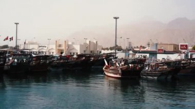 Görünüm üzerinde turist tekneleri veya Dhow rıhtımda Park. Musandam, Umman.