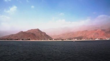 Gemi yelken Musandam Yarımadası, Umman Sultanlığı, Umman Körfezi boyunca seyahat.