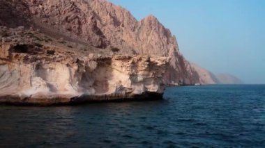 Gemi yelken Musandam Yarımadası, Umman Sultanlığı, Umman Körfezi boyunca seyahat.