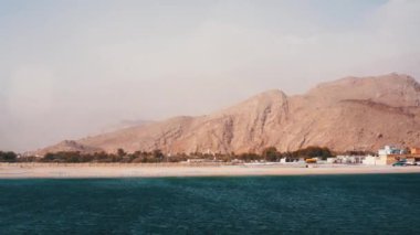 Gemi yelken Musandam Yarımadası, Umman Sultanlığı, Umman Körfezi boyunca seyahat.