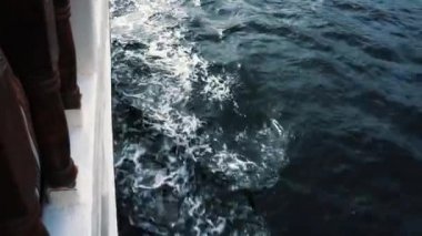 Mavi deniz suyu ile tekne izleme. Seyahat, turizm ve yaz tatil kavramı