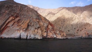 Gemi yelken Musandam Yarımadası, Umman Sultanlığı, Umman Körfezi boyunca seyahat.