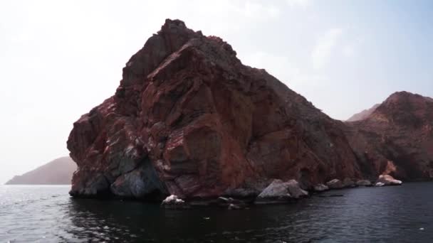 Navio de viagem navega ao longo da península de Musandam, Sultanato de Omã, Golfo de Omã . — Vídeo de Stock