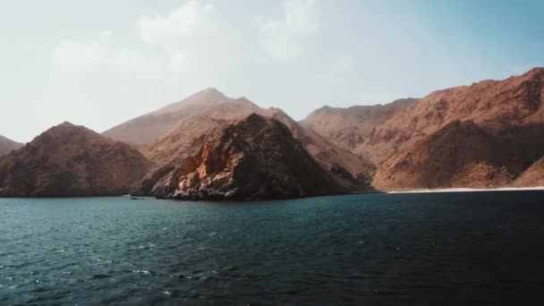 Hajó vitorlák Musandam peninsula, az Ománi az Ománi-öböl mentén utazás. — Stock videók