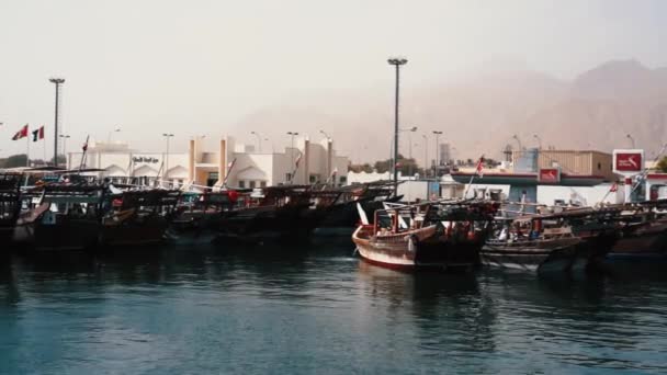 Подання на туристичних човнів або Dhow є припаркований на пристані. Мусандам, Об'єднані Арабські Емірати. — стокове відео