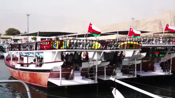 Vista em barcos turísticos ou Dhow estão estacionados no cais. Musandam, Omã . — Vídeo de Stock