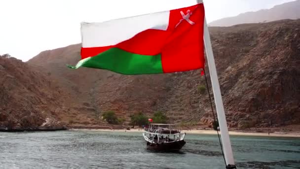 Oman flag back of a boat on sea. Musandam peninsula, Sultanate of Oman. — Stock Video