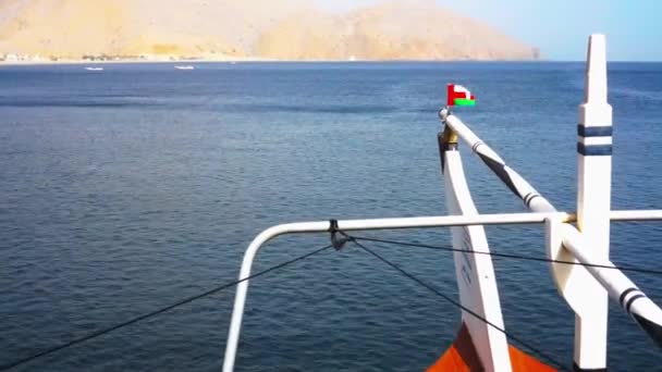 Dhow i fjordarna i Musandam, en halvö av Oman. — Stockvideo