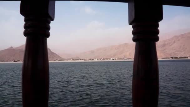 Loď letěla plachty podél Musandam poloostrova, Sultanát Omán, Gulf of Oman. — Stock video