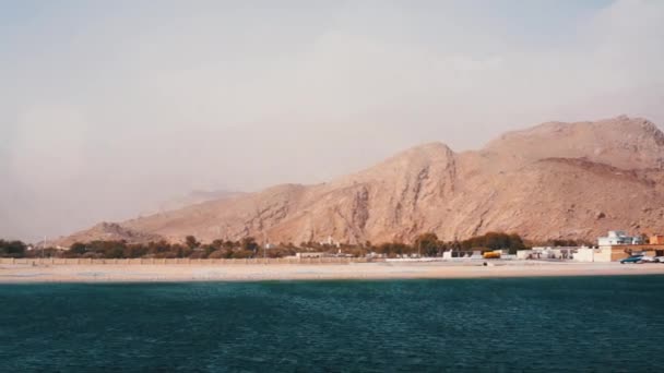 Loď letěla plachty podél Musandam poloostrova, Sultanát Omán, Gulf of Oman. — Stock video