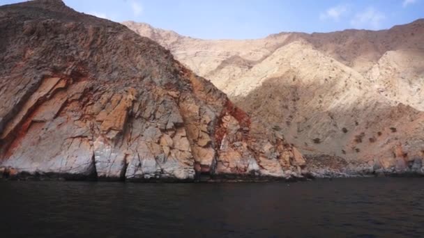 Kapal berlayar di sepanjang semenanjung Musandam, Kesultanan Oman, Teluk Oman . — Stok Video