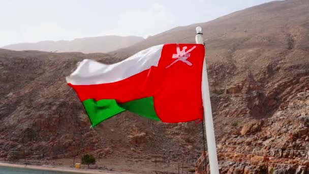 Bandeira de Omã de um barco no mar. Península de Musandam, Sultanato de Omã — Vídeo de Stock