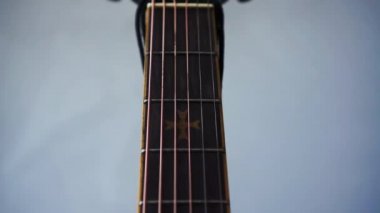 Siyah akustik gitar görünümünü kapat.