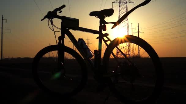 Silhuett av en cykel vid solnedgången. — Stockvideo