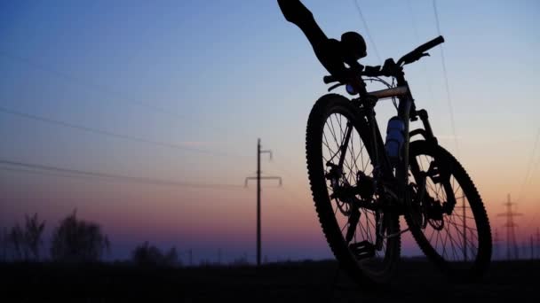 Silhouette of a bicycle at sunset. — Stock Video