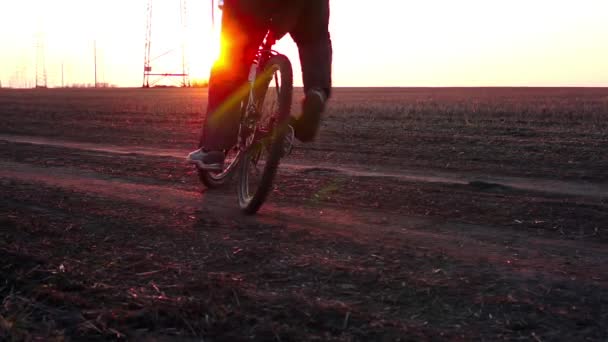 El hombre frena la bicicleta al comenzar el entrenamiento. Tiempo de puesta del sol . — Vídeos de Stock