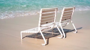 Plaj sandalyeleri. Dalgalar deniz kum plaj tatil arka plan üzerinde.
