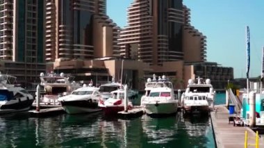 Dubai Yat Limanı, yat ve tekne yüzen üzerinde gezinti güzel manzara.