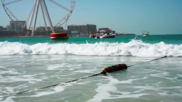 Beach Dubai Marina. Slunečný den u moře. — Stock video