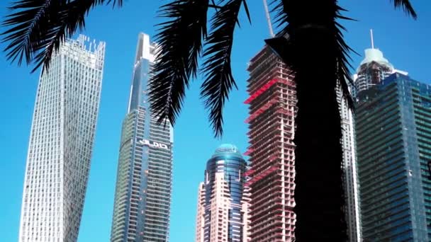 DUBAI, Emiratos Árabes Unidos - ENERO 2018: Vista de rascacielos modernos en Dubai Marina en Dubai, Emiratos Árabes Unidos . — Vídeos de Stock