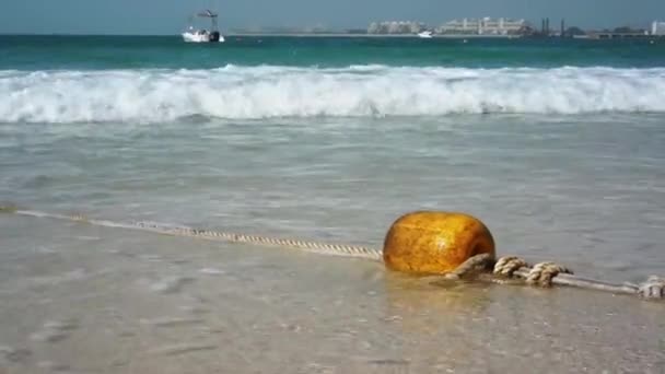 砂のビーチの休日背景に海の波. — ストック動画