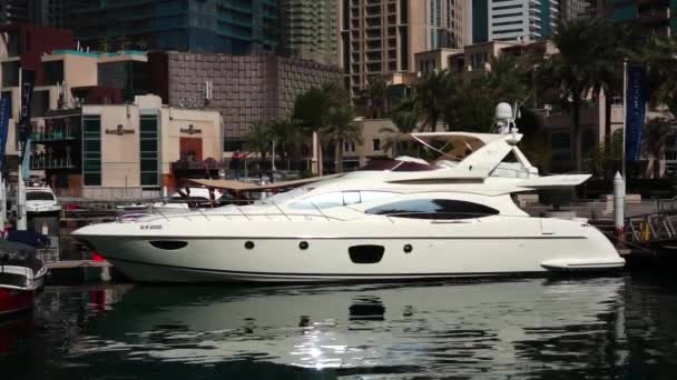 Dubai, Birleşik Arap Emirlikleri - Ocak 2018: Güzel görünüm gezinti Dubai Yat Limanı, yat ve tekne yüzen. — Stok video