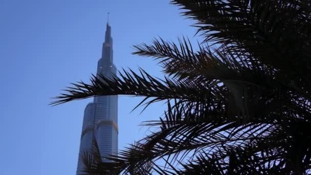 DUBAI, Emirados Árabes Unidos - JANEIRO 2018: Burj Khalifa à noite após o pôr do sol . — Vídeo de Stock