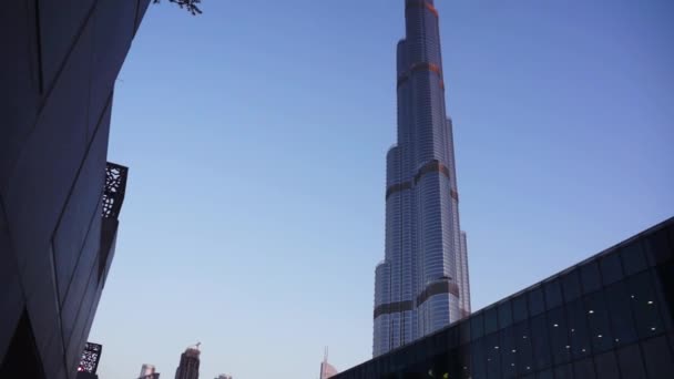 Dubai, Ηνωμένα Αραβικά Εμιράτα - Ιανουαρίου 2018: Burj Khalifa, το βράδυ μετά τη δύση του ηλίου. — Αρχείο Βίντεο