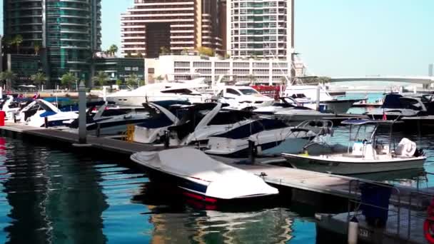Dubai, Egyesült Arab Emírségek - 2018 január: Gyönyörű kilátás a sétánytól a Dubai Marina, úszó jachtok és csónakok. — Stock videók