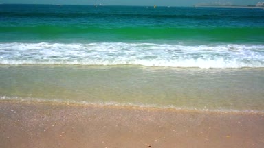 Dalgalar deniz kum plaj tatil arka plan üzerinde.