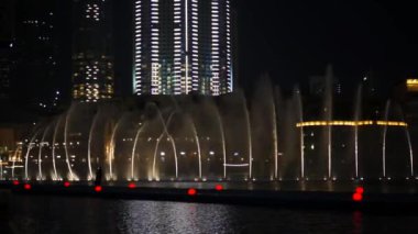 Dubai, Birleşik Arap Emirlikleri - Ocak 2018: Fountain yakınındaki Burj Khalifa city bölgesindeki aydınlatılmış.