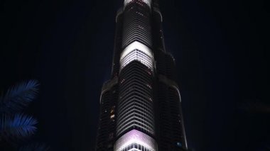 Dubai, Birleşik Arap Emirlikleri - Ocak 2018: Uluslararası Dubai Kongre ve Sergi Sarayı gece zamanında.