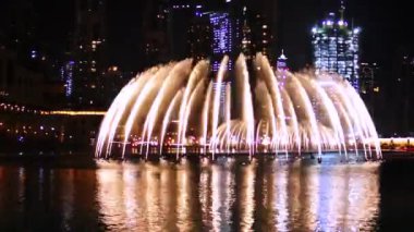 Dubai, Birleşik Arap Emirlikleri - Ocak 2018: Fountain yakınındaki Burj Khalifa city bölgesindeki aydınlatılmış.