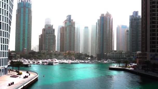 Vacker utsikt från strandpromenaden på Dubai Marina, flytande yachter och båtar. — Stockvideo