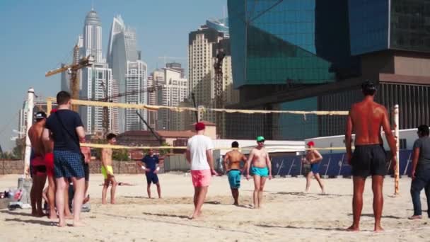 ДУБАЙ, ОАЭ - ЯНВАРЬ 2018: Волейбол на пляже Dubai Marina . — стоковое видео